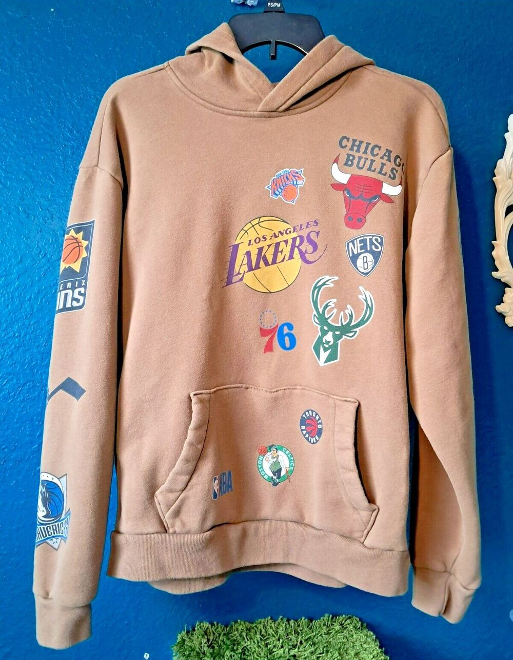 Hollister All NBA Team Logo Sweatshirt Hoodie Size Medium Brown